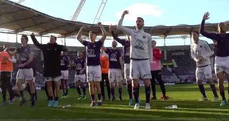 VIDÉO - La célébration des joueurs du TFC devant le kop et dans le vestiaire