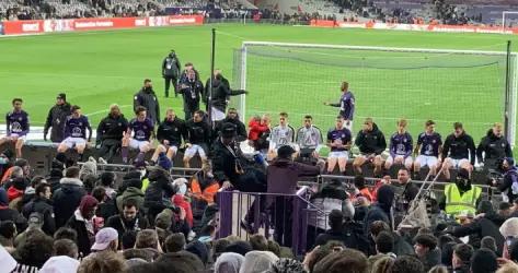 VIDÉO - Bafodé Diakité et Branco van den Boomen chantent devant le kop, revivez cet incroyable moment