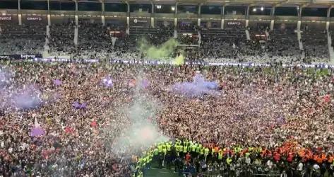 VIDÉOS - L'envahissement du terrain après TFC - Nîmes et la remise du titre de champion