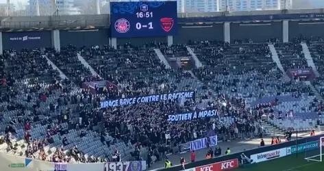 En vidéo : Le soutien du virage Brice Taton à Lionel Mpasi pendant TFC - Nîmes