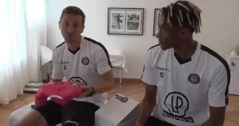 En vidéo : Dejaegere et Ngoumou découvrent les nouveaux maillots (et ils adorent)