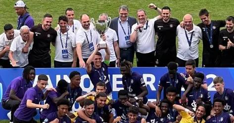 Le TFC champion de France U17 : Damien Comolli du déplacement avec les Pitchouns et a laissé éclater sa joie