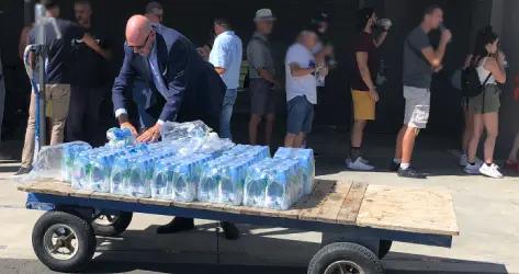 Le Stadium pris d'assaut par les abonnés pour retirer les cartes, Jaubert distribue de l'eau