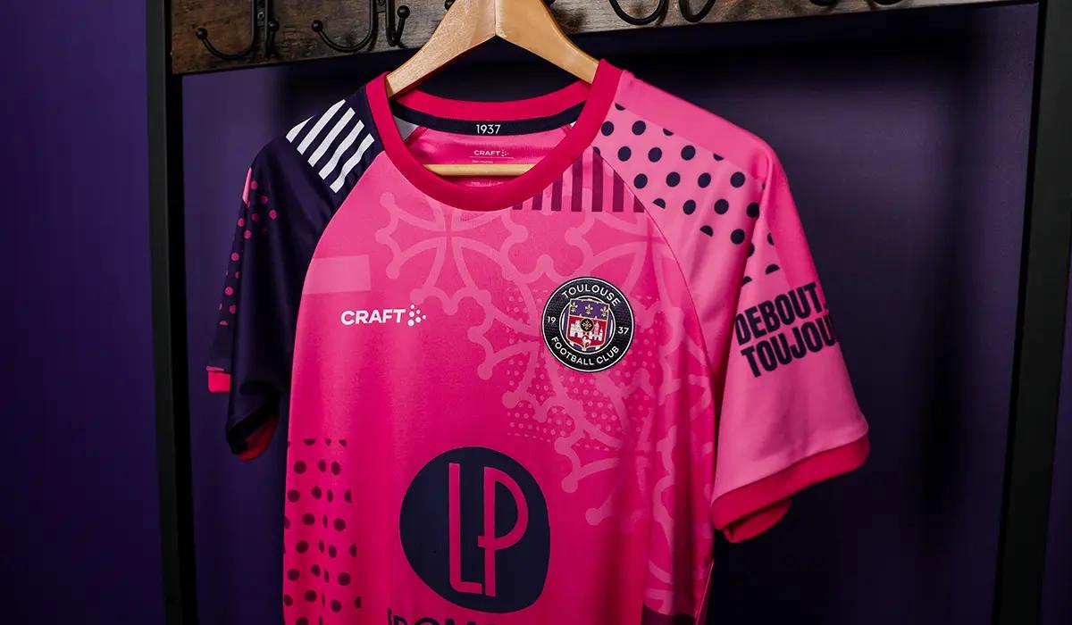 TFC - Strasbourg : Un maillot d'échauffement spécial pour octobre rose, 100 exemplaires à la boutique ce dimanche