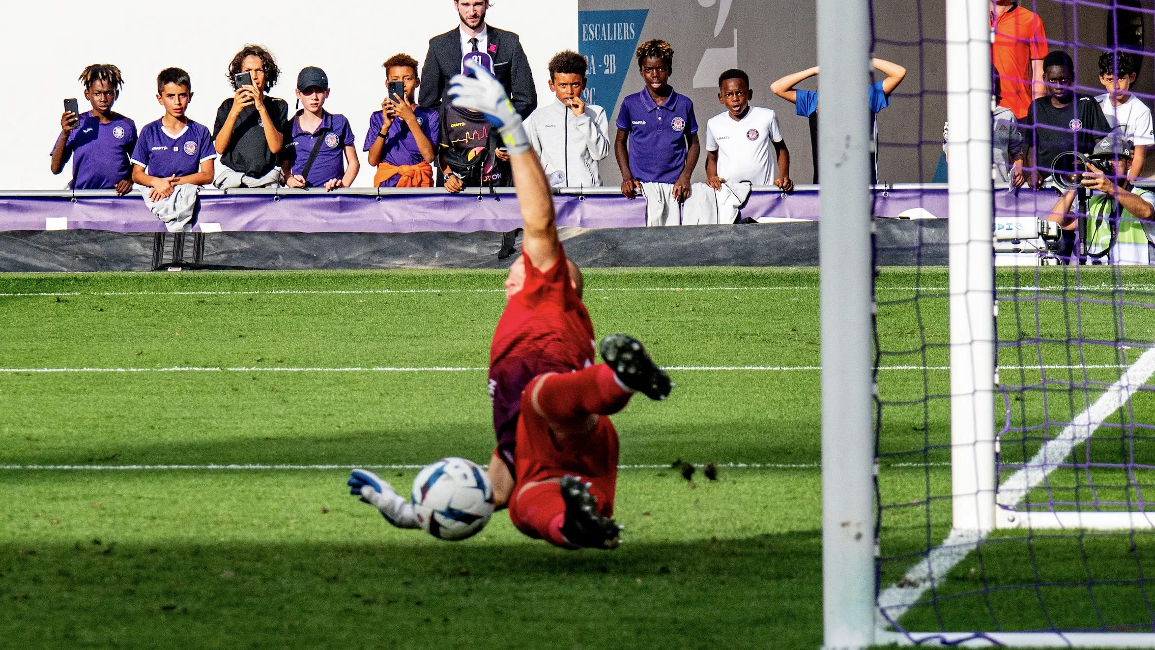 VIDEO - Maxime Dupé, parmi les plus beaux arrêts de Ligue 1 en 2022