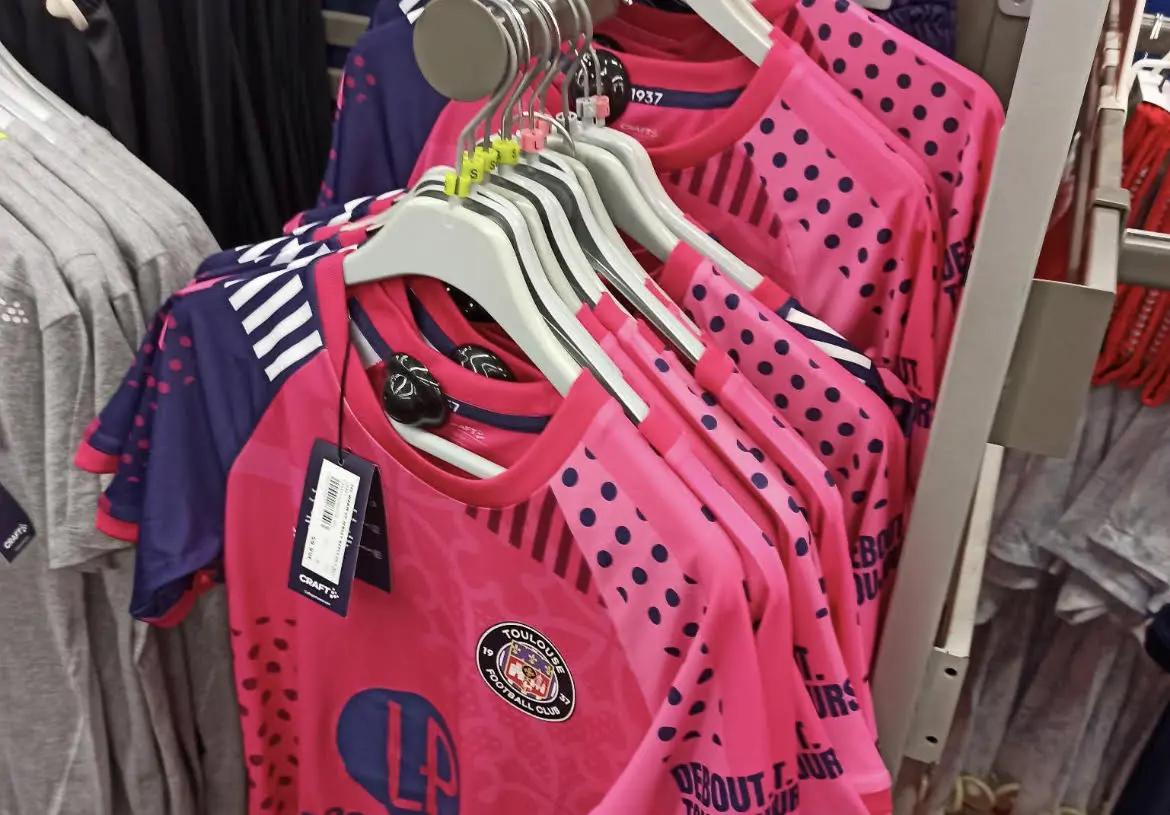 Le maillot d'échauffement collector pour Octobre Rose... mis en vente au grand public