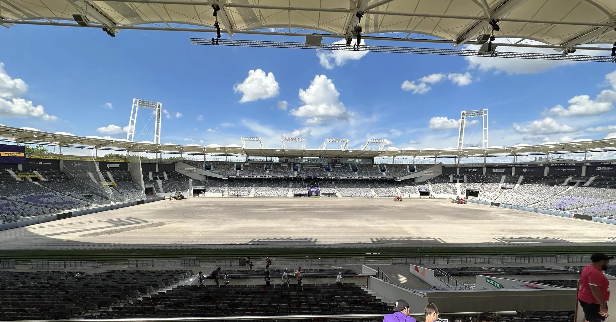 VIDÉOS - La pelouse du Stadium enfin installée avant le match TFC - AS Roma