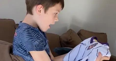 VIDÉO - L'émotion de ce petit supporter qui reçoit le nouveau maillot du TFC, des images adorables